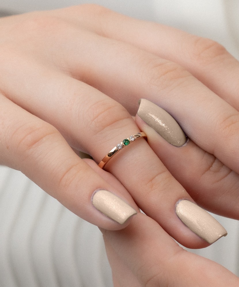 Gold ring with zircons