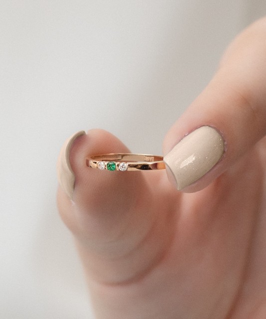 Gold ring with zircons