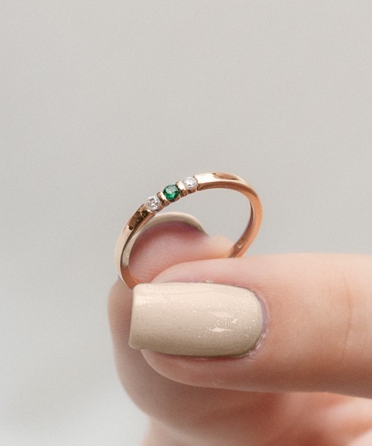 Gold ring with zircons