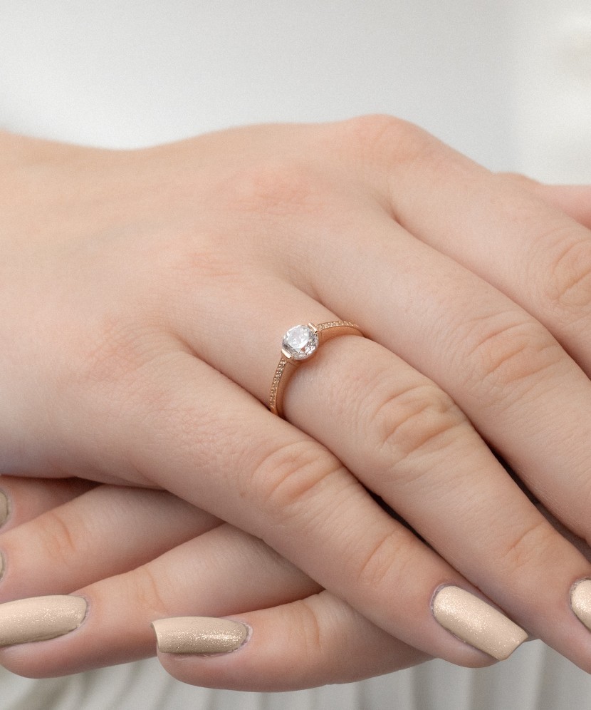 Gold ring with zircons