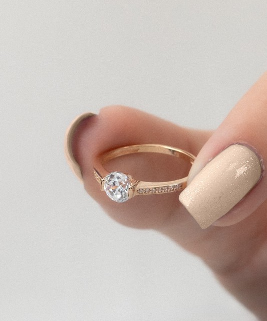 Gold ring with zircons