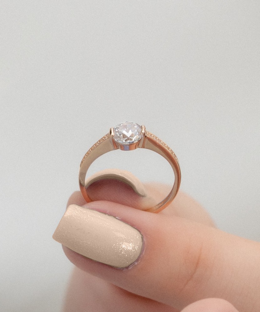 Gold ring with zircons