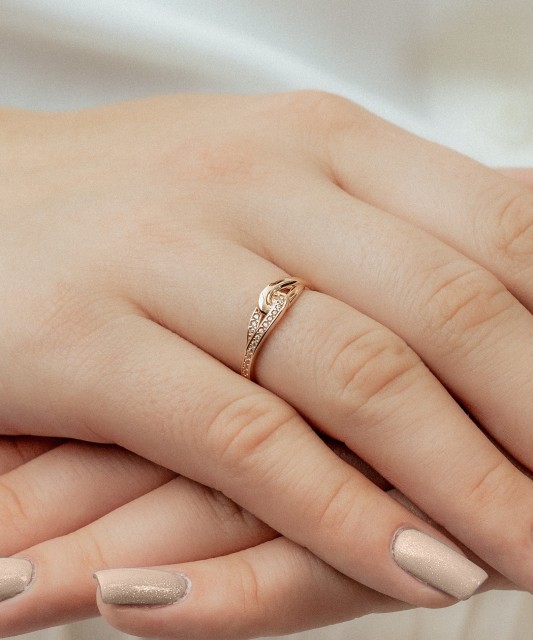 Kultasormus zirkoneilla