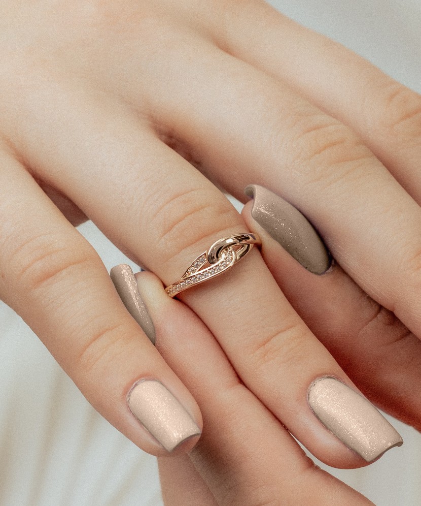 Gold ring with zircons