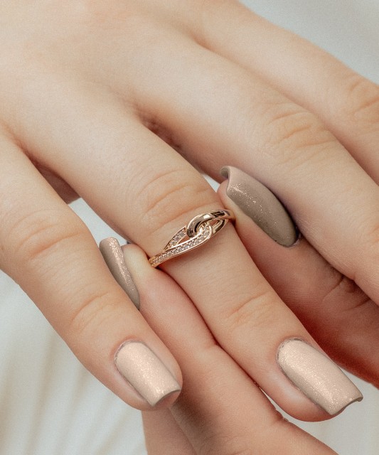 Gold ring with zircons