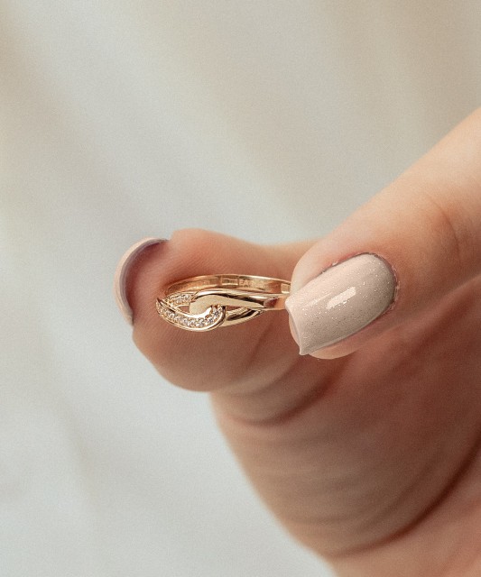 Gold ring with zircons