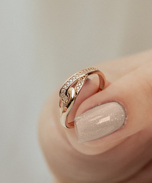 Kultasormus zirkoneilla