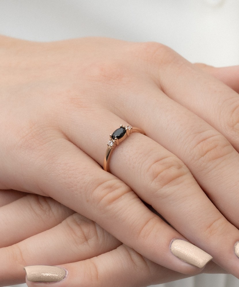 Kultasormus zirkoneilla