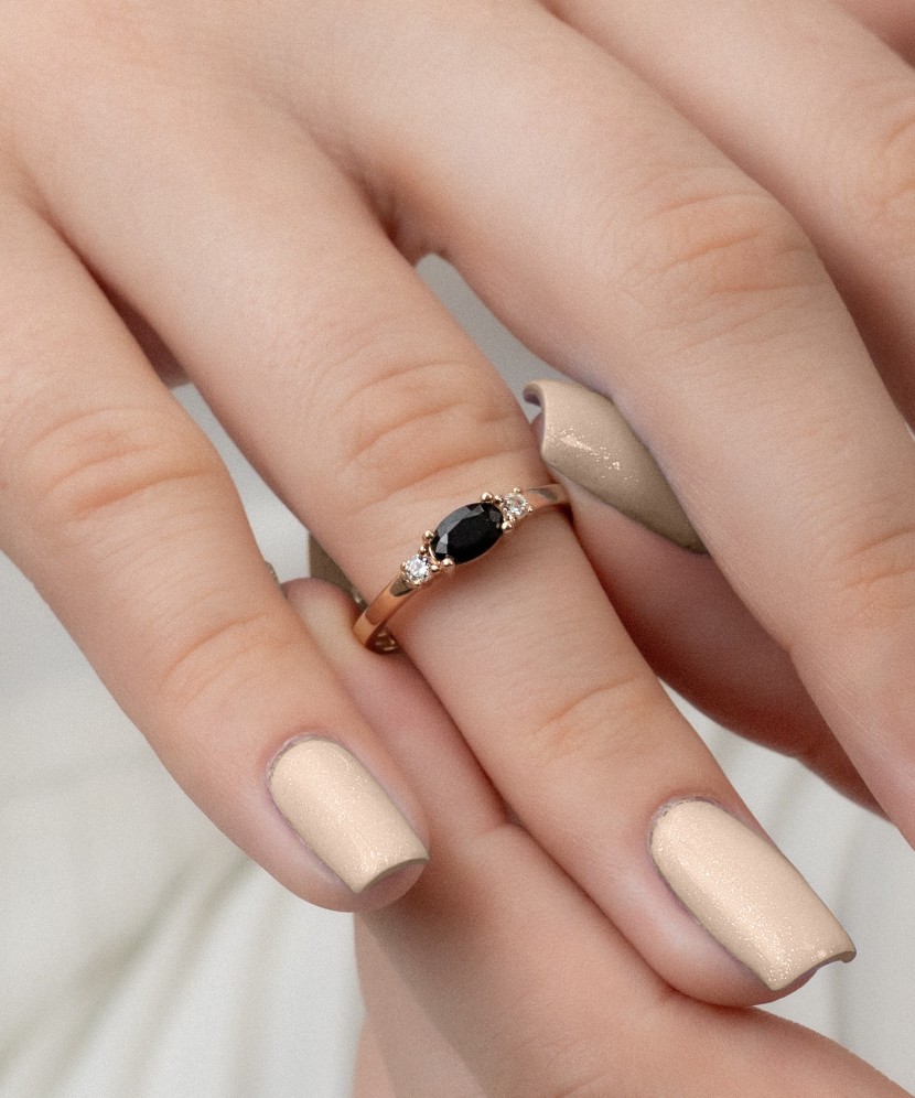 Kultasormus zirkoneilla