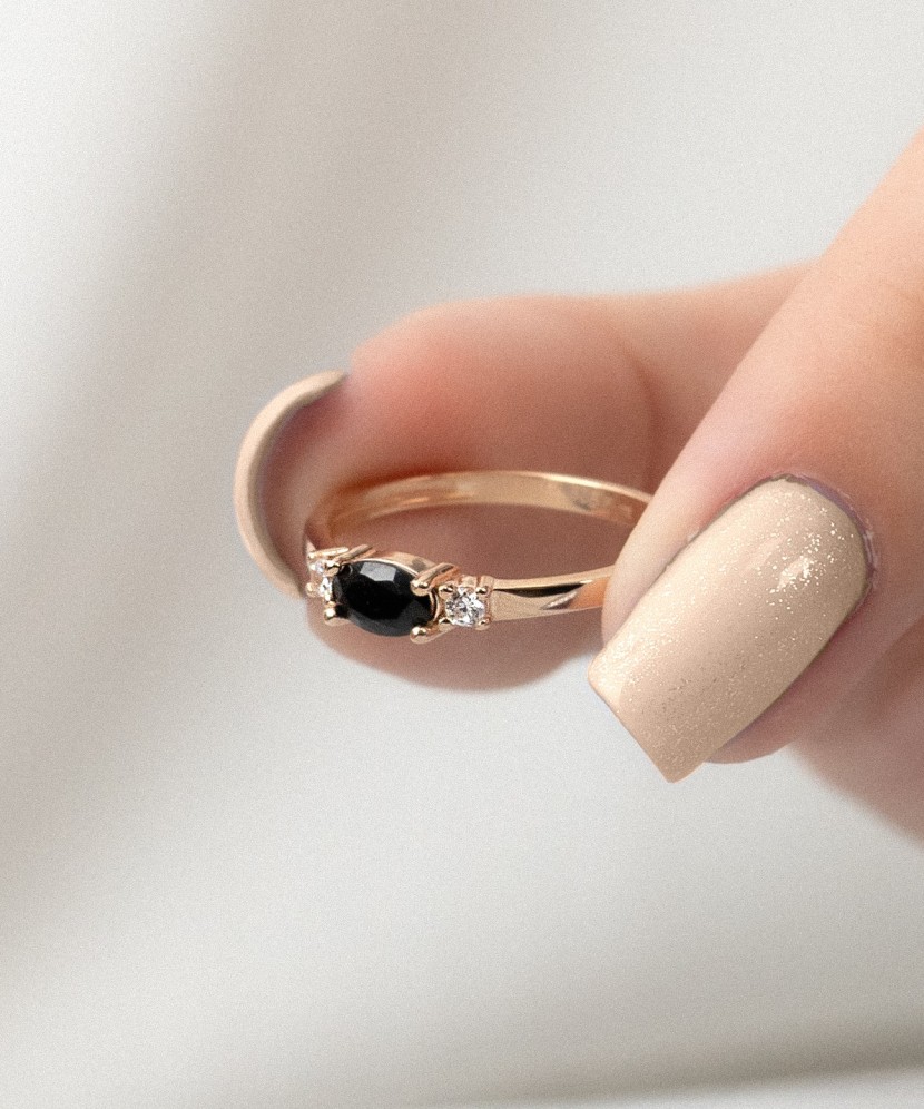 Gold ring with zircons