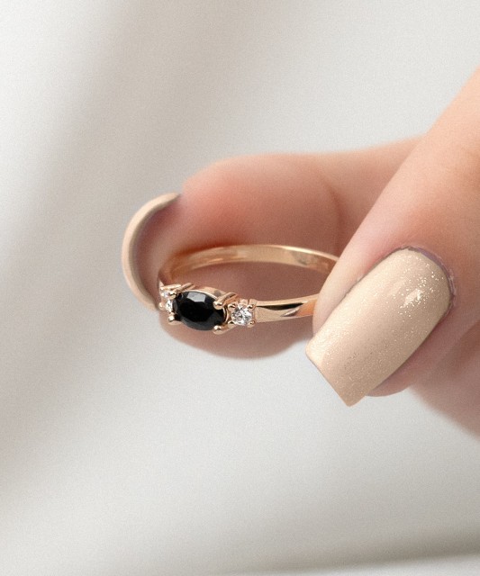 Kultasormus zirkoneilla