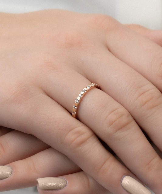 Gold ring with zircons