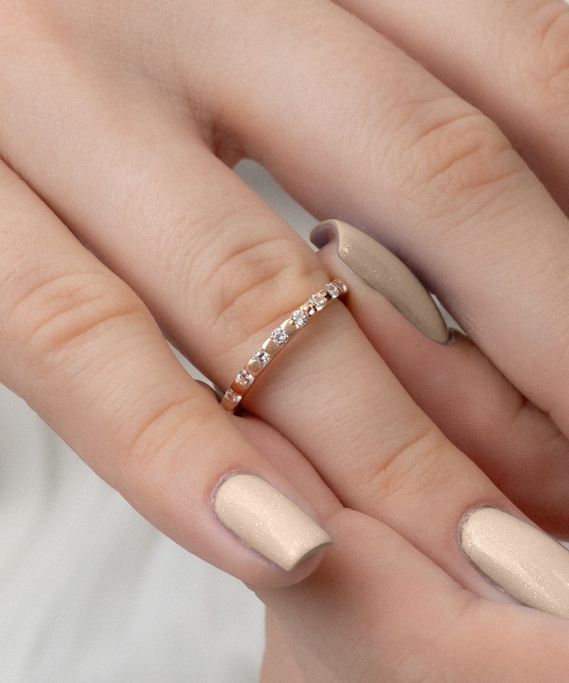 Gold ring with zircons