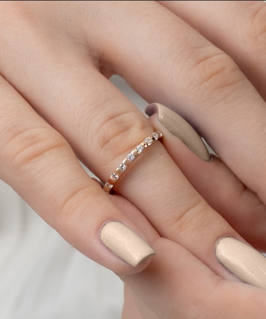 Kultasormus zirkoneilla