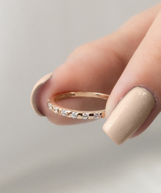 Kultasormus zirkoneilla