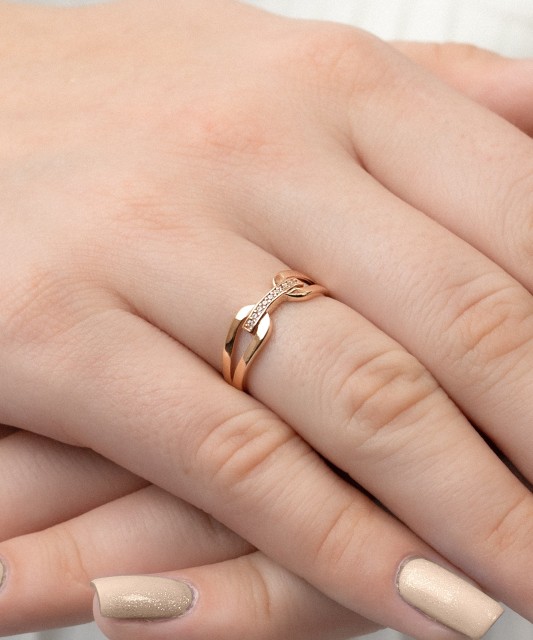 Kultasormus zirkoneilla