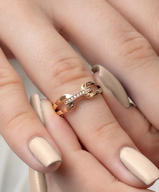 Kultasormus zirkoneilla