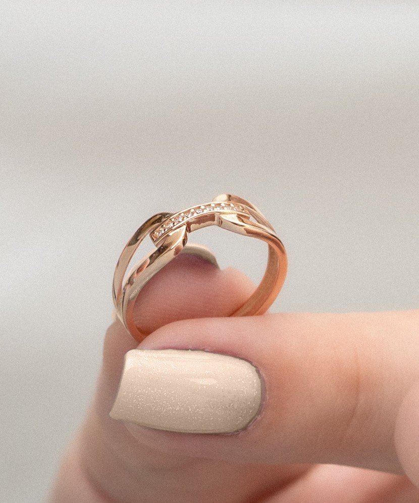 Kultasormus zirkoneilla