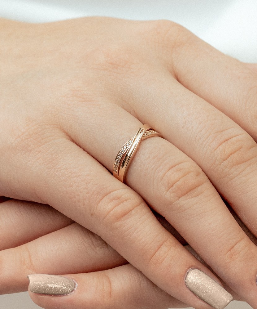 Kultasormus zirkoneilla