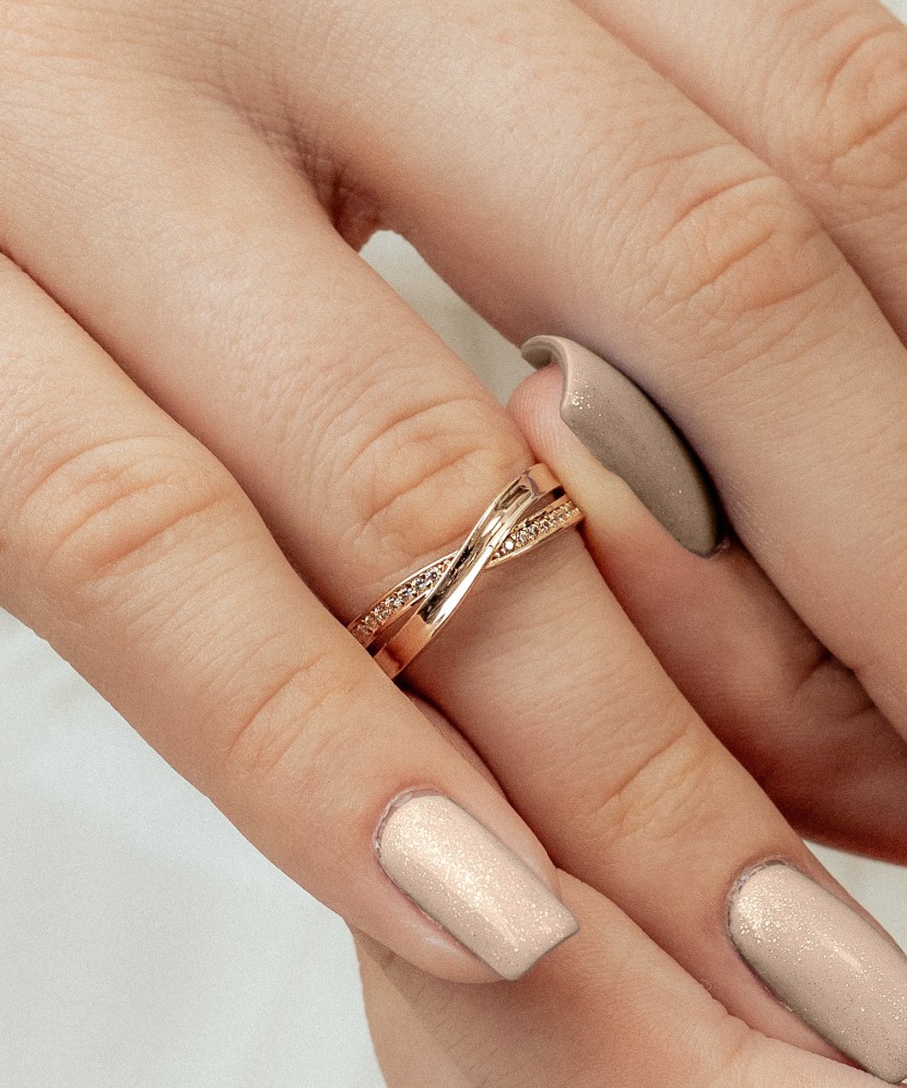 Kultasormus zirkoneilla