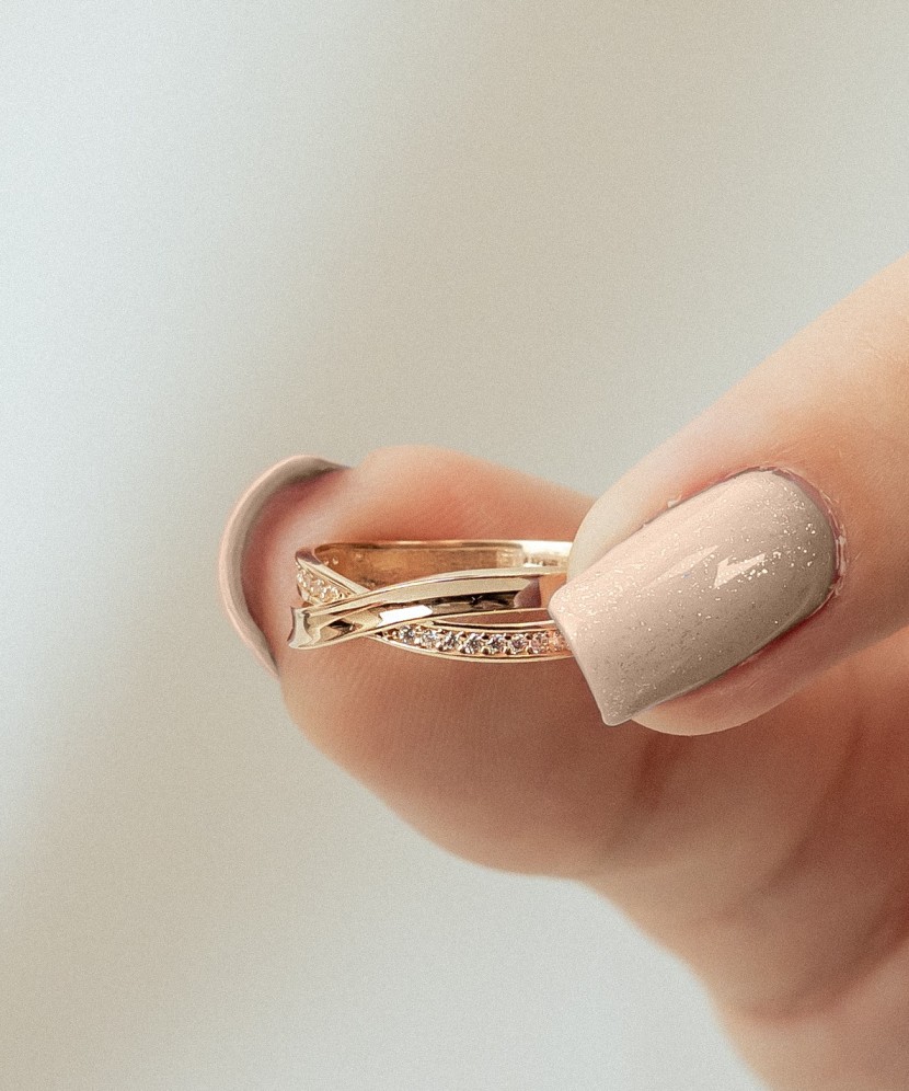 Gold ring with zircons