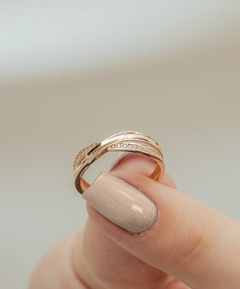 Kultasormus zirkoneilla