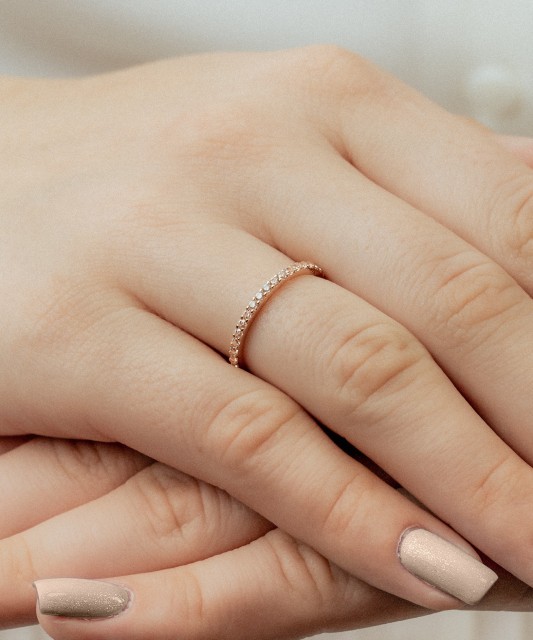 Gold ring with zircons