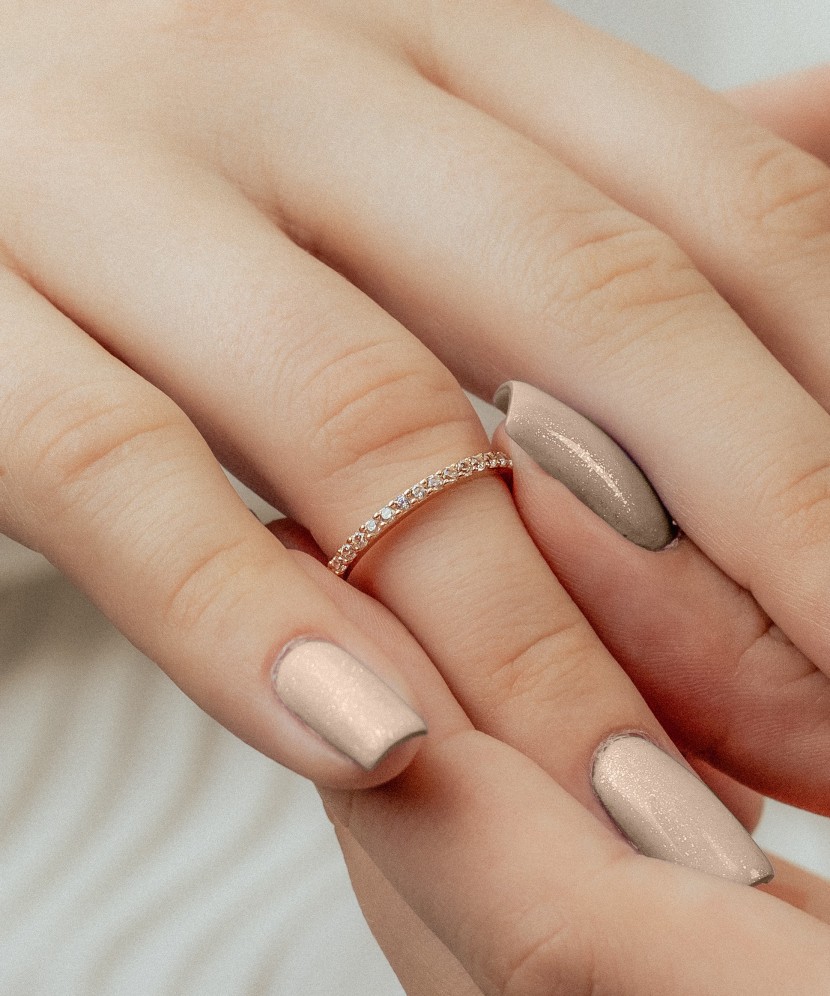 Kultasormus zirkoneilla