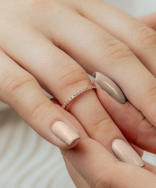 Gold ring with zircons