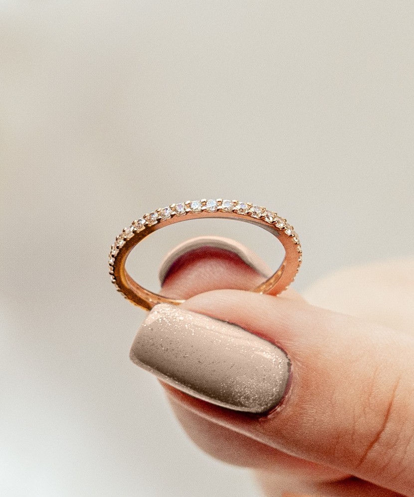 Gold ring with zircons