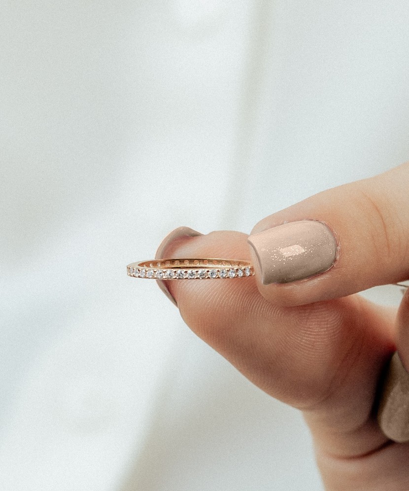 Gold ring with zircons