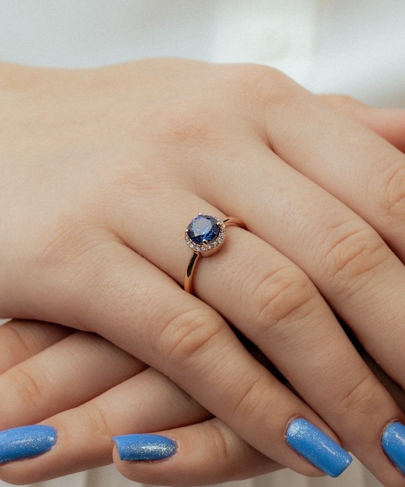 Kultasormus zirkoneilla