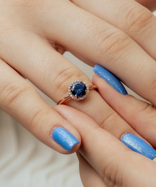 Kultasormus zirkoneilla