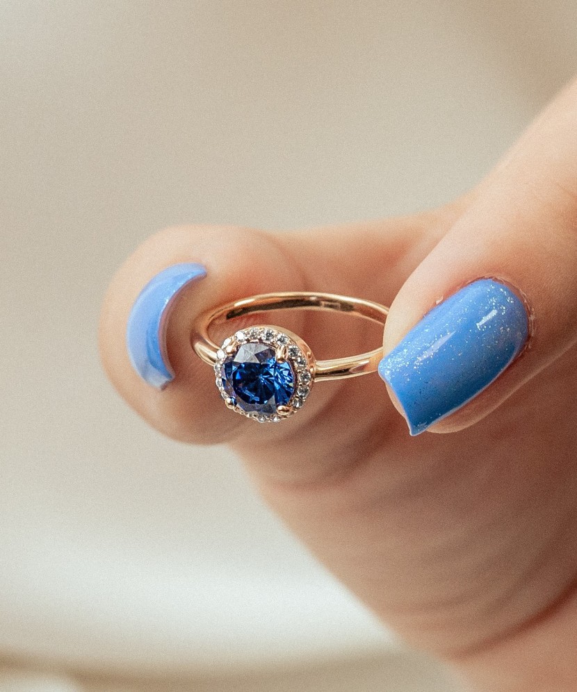 Kultasormus zirkoneilla