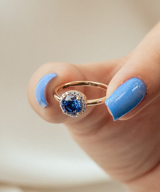 Kultasormus zirkoneilla