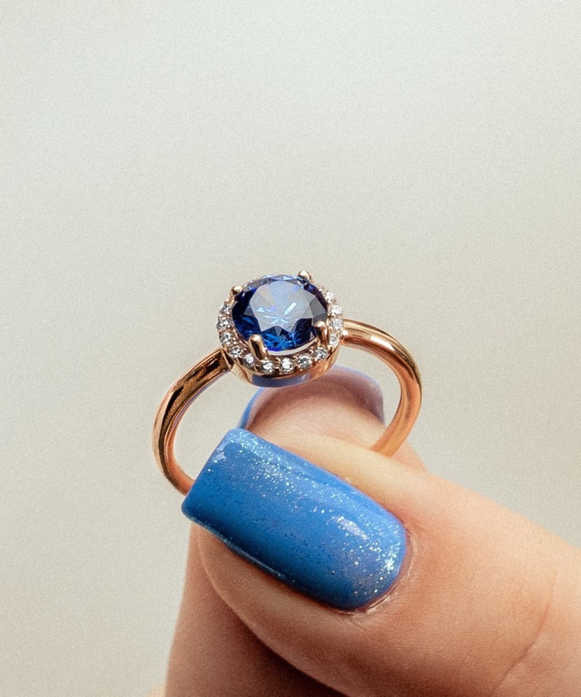 Kultasormus zirkoneilla