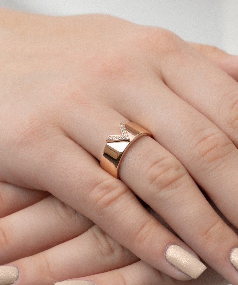 Gold ring with zircons