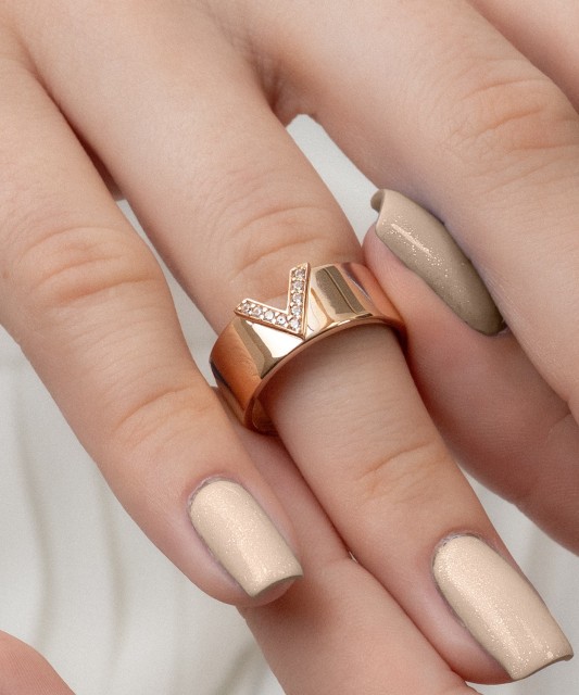 Gold ring with zircons