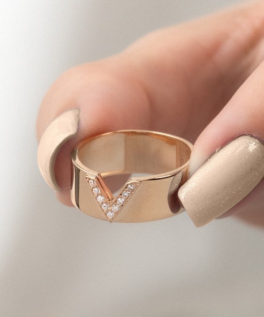 Gold ring with zircons