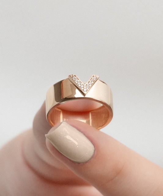 Gold ring with zircons