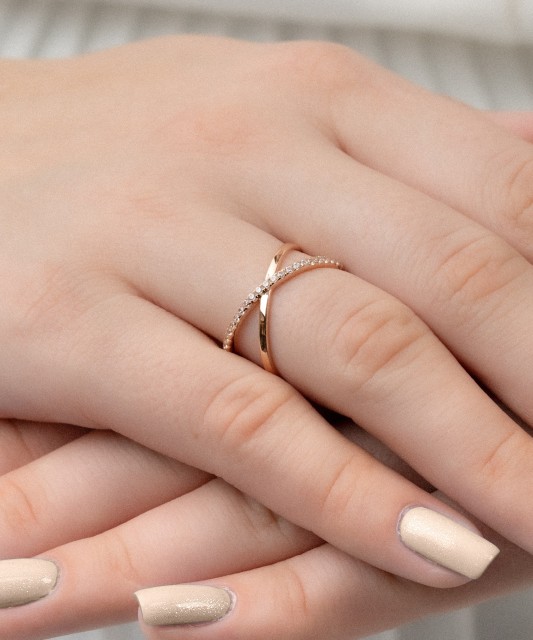 Gold ring with zircons