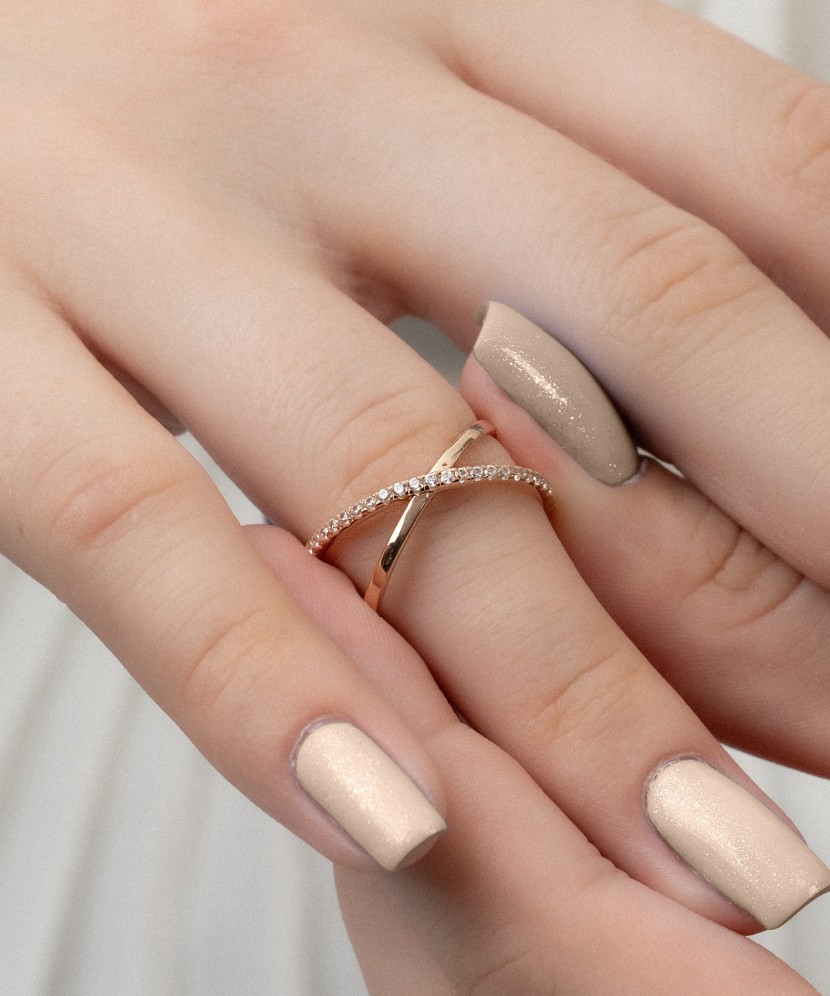 Gold ring with zircons