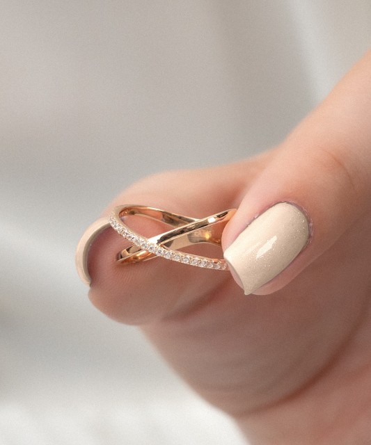 Kultasormus zirkoneilla