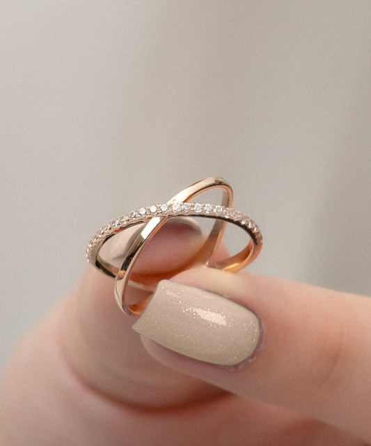 Kultasormus zirkoneilla