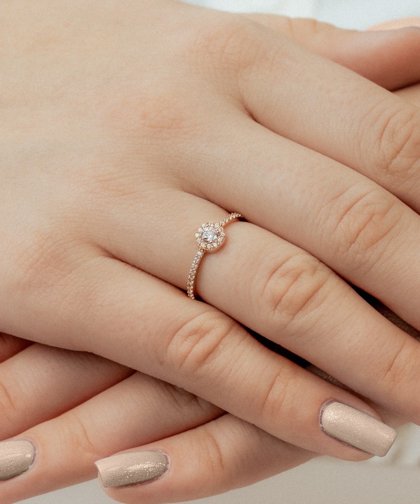 Gold ring with zircons