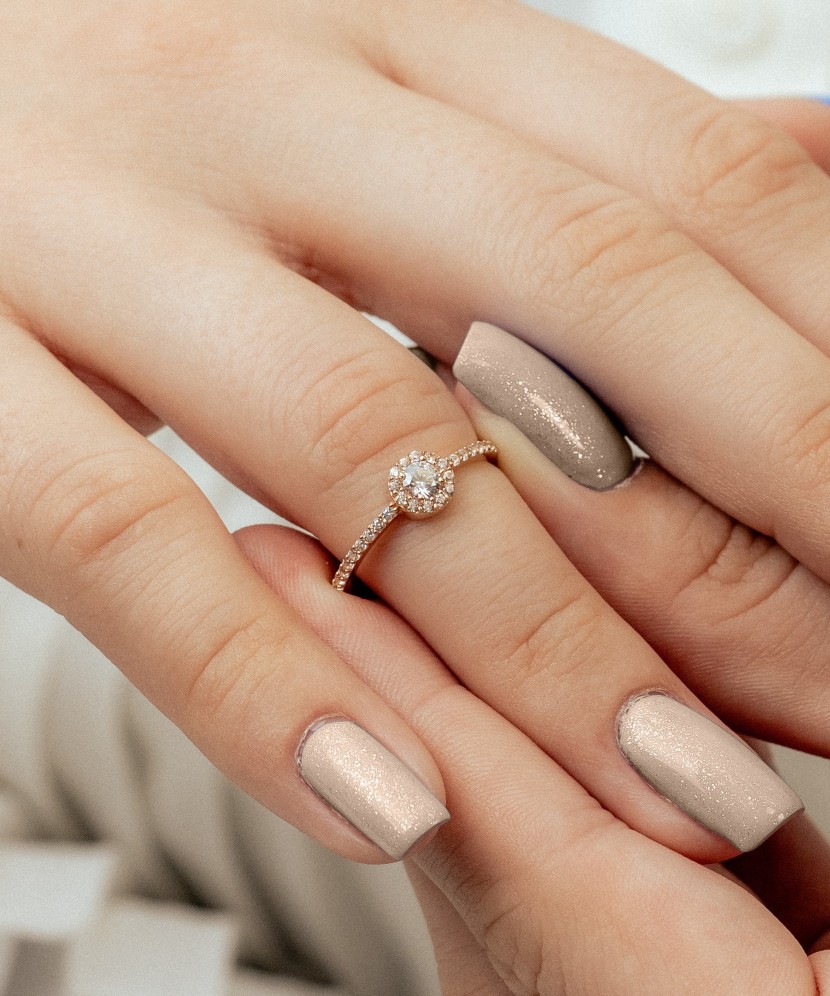 Gold ring with zircons