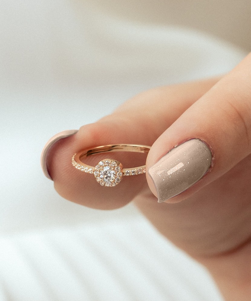 Gold ring with zircons