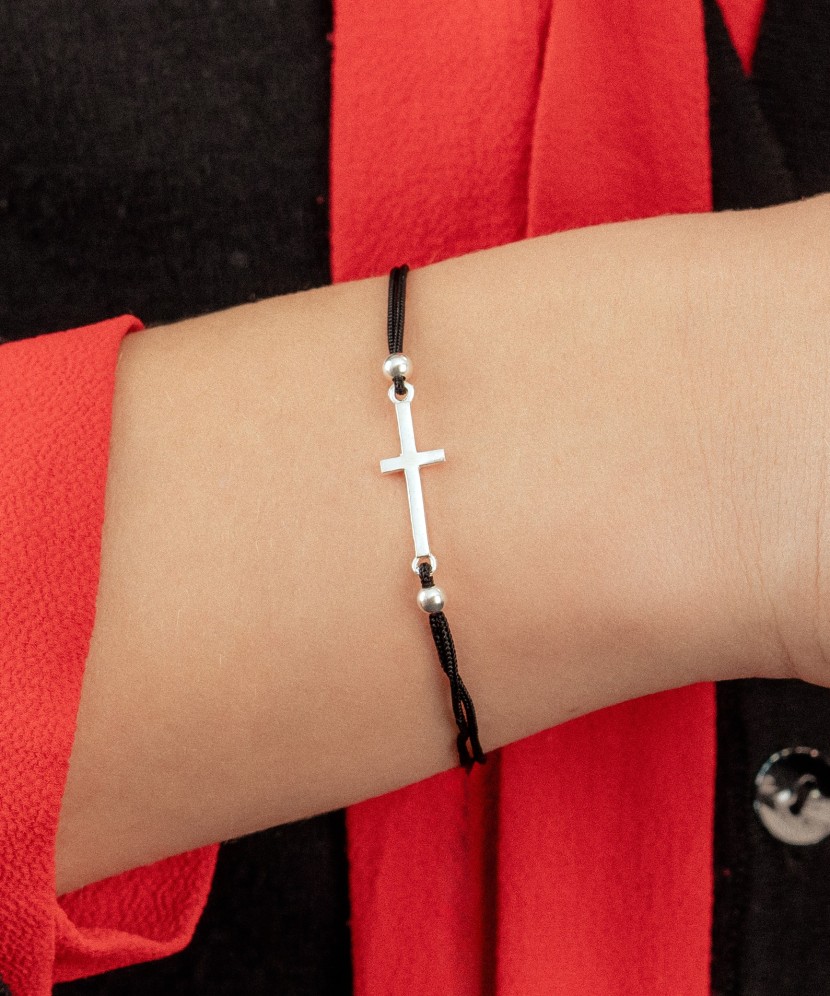 Musta nyöriranneke hopeisella riipuksella