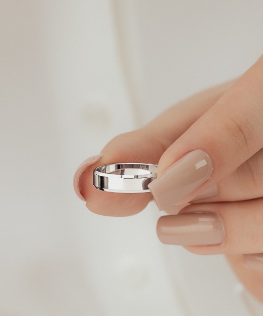 Valkokultainen vihkisormus 4.5mm mukavuudella