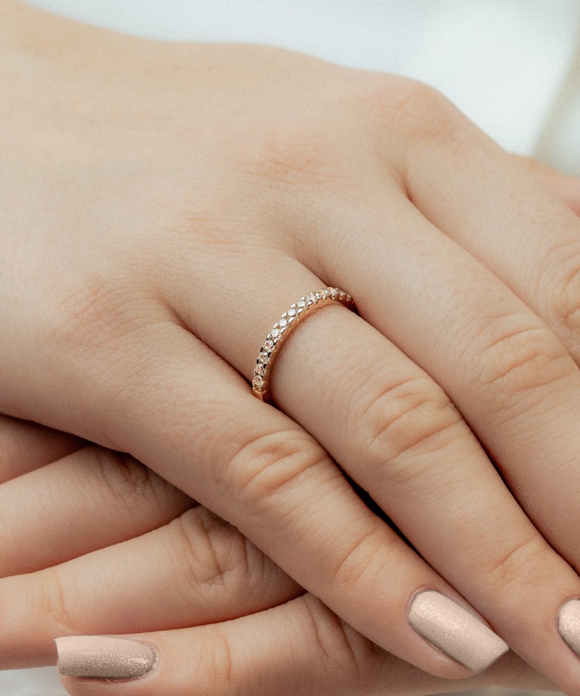 Gold ring with zircons